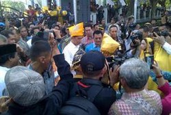 Bagikan KIS, Jokowi Senang Lihat Warga Sulteng Antusias