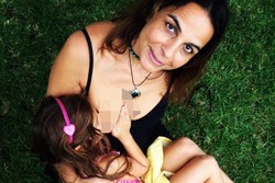 Si Kecil Sudah Berusia 6 Tahun, Tapi Ibu Ini Masih Setia Berikan ASI