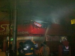 Toko Sepatu di Dekat Tugu Muda Semarang Terbakar, Lalin Macet