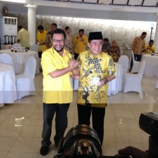 Mesranya Yorrys-Ade Komaruddin Beradu Senyum Jelang Islah