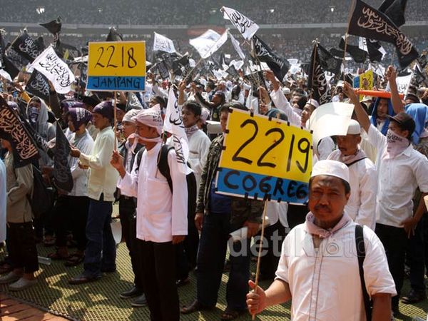 Gelar Rapat dan Pawai Akbar, Massa HTI Penuhi GBK