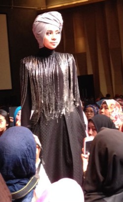 Selebgram Hijab Fashion Show di Atas Catwalk Sisterhood 2015