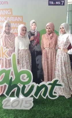 Foto: Cantiknya Personel Noura Tampil dengan Gaun Feminin