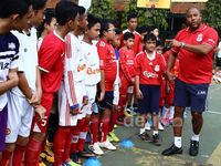 Legenda Liverpool Beri Coaching Clinic Siswa SMPN 85