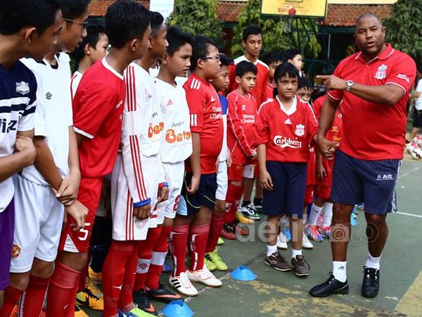 Legenda Liverpool Beri Coaching Clinic Siswa SMPN 85 Legenda Liverpool Beri Coaching Clinic Siswa SMPN 85