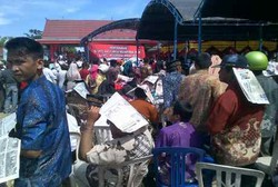 Meski Terpanggang, Warga Mamuju Setia Tunggu Jokowi Bagikan Kartu Sakti