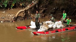 Ini Sampah-sampah Aneh yang Ditemukan di Kali Ciliwung