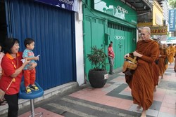 Jelang Waisak, Puluhan Biksu Lakukan Pindapata di Magelang