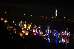 Serunya Malam Minggu Dihiasi Ribuan Lampion di Semarang
