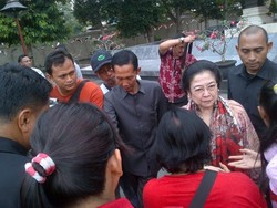 Selesai Ziarah, Mega Ditemui Nenek Penjual Bunga dan Dikerubungi Warga