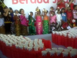 Kenakan Baju Adat Nusantara, Ratusan Anak Yogya Peringati Hari Susu