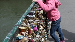 Gembok-gembok Cinta di Kota Dunia Dicopot karena Ancam Jembatan