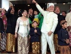 Senyum Bahagia Iwa K dan Wikan Usai Resmi Menikah