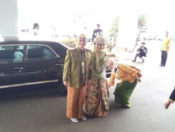 Brrumm.. Naik Chevrolet Impala Antik, Iwa K-Wikan Tiba di Lokasi Resepsi