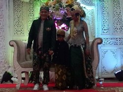 Gelar Sesi Kedua Resepsi, Iwa K Bergaya Hip-hop