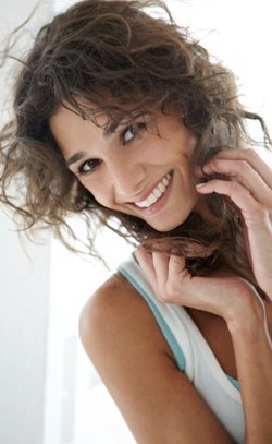 Waspadai 6 Kebiasaan Saat Gugup yang Bisa Merusak Rambut dan Wajah