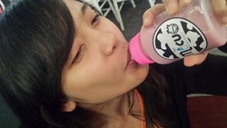 Ketika Tua dan Muda Menikmati Susu dari Botol Dot Bayi