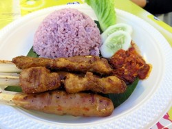 Mencicipi Nasi Ungu dan Sambal Honje di Kampoeng Tempo Doeloe