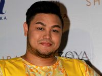 Baju Kuning Ivan Gunawan