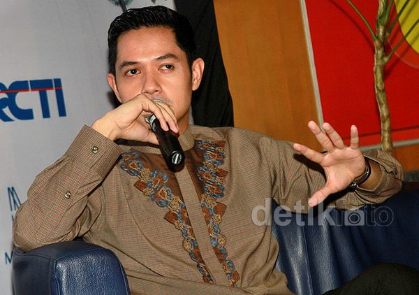 Wajah Kebapakan Dude Harlino