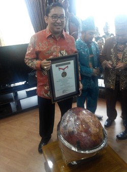 Ultah ke-44, Fadli Zon Dapat Rekor MURI untuk Cincin Batu Akik Terbesar