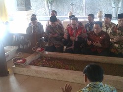 Ketika Pimpinan MPR Ziarah ke Makam Bung Karno Saat Hari Kelahiran Pancasila
