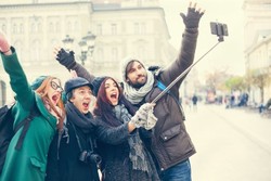 Penting! Ini Cara Memakai Tongsis yang Benar