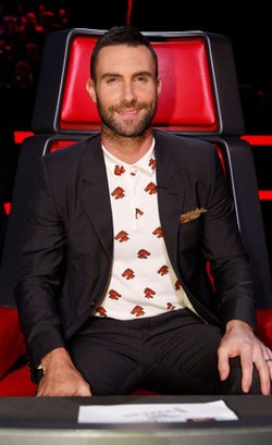 Seksinya Adam Levine Hanya Pakai Handuk di Video Klip Terbaru