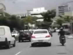 Pemotor, Kalau Lagi Marah Jangan Nendang Mobil, Ini Akibatnya