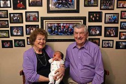 Wow, Total Cucu dan Cicit Pasangan Ini Sudah Capai 100