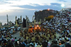 Yang Keren di Uluwatu: Kombinasi Tari Kecak & Sunset