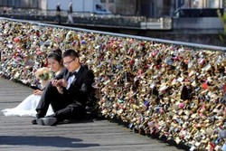 Kini, Tradisi Menggembok Cinta di Paris Dihapus!