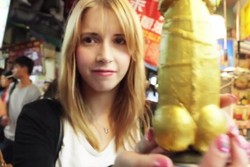 Ketika Traveler Cantik Icip-icip Jajanan Berbentuk Penis