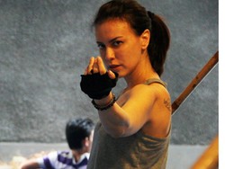 Sexy and Dangerous! Sophia Latjuba Latihan Bertarung untuk Comic 8: Casino Kings