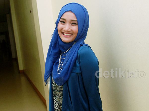 Berhijab Biru, Fatin Shidqia Manis Banget