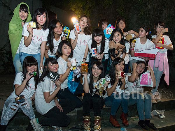Asyiknya BBQ dan Tukar Kado Bareng Team J JKT48