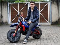 Kevin Julio dan Mini Trail Birunya, Keren Nggak Bro?
