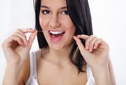 Lebih Baik Mana, Flossing Sebelum atau Sesudah Menyikat Gigi?