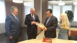 Kisah Diplomasi Sepotong Cokelat Ketua DPD RI dan Senator Belarus