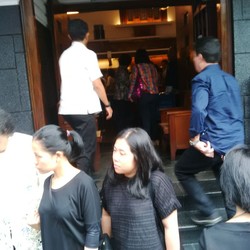 Usai Kebaktian, Miranda Bercengkerama dengan Kerabat di Gereja