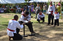 Atraksi Pesilat Patahkan Besi hingga Beton Pukau Warga Kaledonia Baru