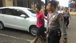 Pencuri Gasak Tas Isi Jas Hujan, Dibekuk Korban lalu Dihakimi Massa