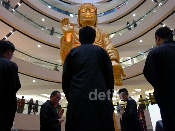 Peringatan Waisak di Mal Surabaya