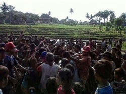 Sambut Ramadan, Ribuan Warga Palabuhanratu Gelar Tradisi Ngubek Sawah
