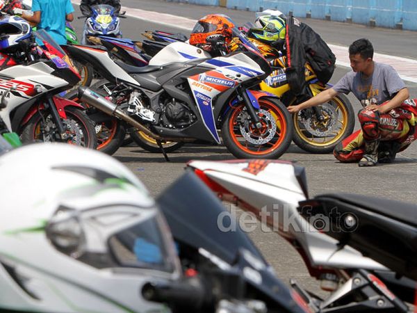 Uji Lintasan Ban Balap di Sirkuit Sentul