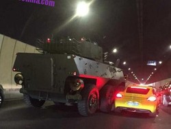 Porsche Cayman Terseruduk Panser yang Tengah Konvoi