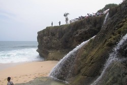 Keajaiban Air Terjun Banyu Tibo di Pacitan