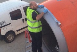 Heboh Foto Teknisi Perbaiki Mesin Jet Pesawat dengan Lakban