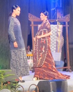 Promosikan Kerajinan Daerah, Para Istri Menteri Jadi Model Dadakan