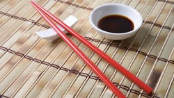 Tak Asal Pakai, Memakai Sumpit yang Benar Ada Aturannya (2)